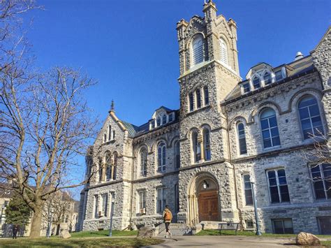 Queen's university kingston ontario - 金斯顿女王大学（英語：Queen's University at Kingston，Queen's或QU），一般简称女王大学 、皇后大学 、女皇大學 ，以英國 维多利亚女王命名，位於加拿大 安大略省 金斯顿，是一所加拿大的中型公立大學，创始于加拿大建国前26年，西元1841年10月16日。 女王大學在安大略省擁有一百六十六英亩（约六十七 ...